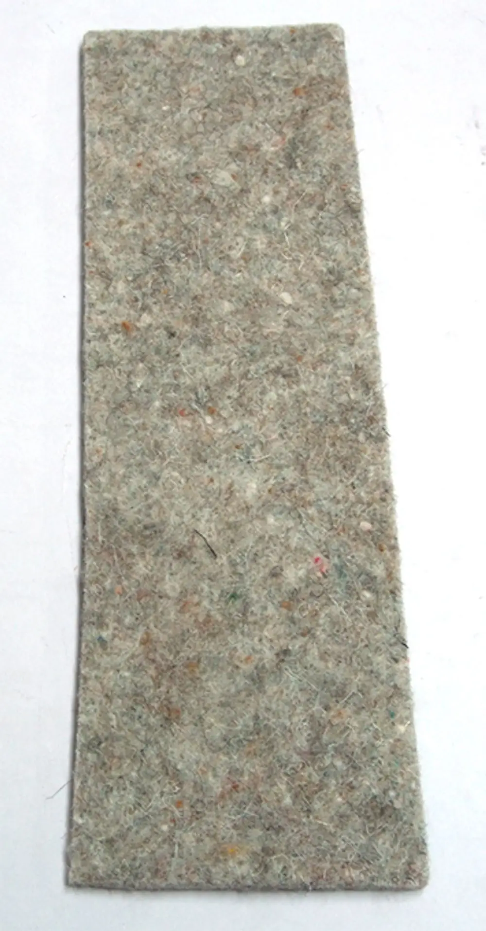 Vibrationsisolierendes Polster von Daikin in grauer Farbe, mit einer textilartigen Oberfläche und leicht unregelmäßiger Struktur, auf weißem Hintergrund.